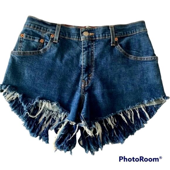 Vintage high rise Levi's cheeky shorts - Picture 3 of 7